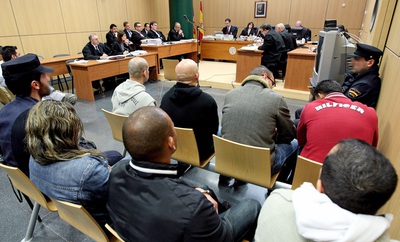 Una parte de los acusados por el asalto al chalé del yerno del empresario Ferri, durante el juicio iniciado hoy.