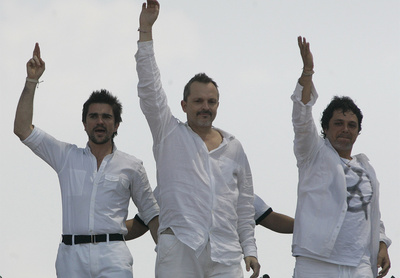 Juanes, Miguel Bosé y Alejandro Sanz (de izquierda a derecha), saludan durante el concierto  Paz sin fronteras  , en el puente internacional Simón Bolívar en la frontera entre Colombia y Venezuela, en marzo de 2008.