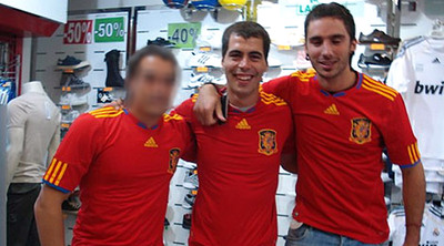 Jon Rosales (en el centro) viste una camiseta de la selección española de fútbol. Quien posa a su izquierda es, según EFE, el otro etarra detenido, Adur Aristegi. La fotografía estaba colgada en el perfil de Facebook del primero, donde se podían leer comentarios del tipo 