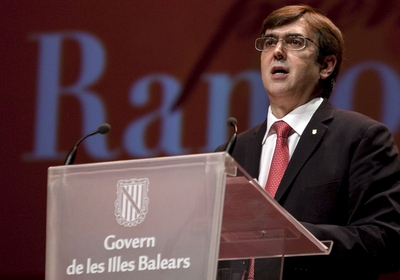 El presidente del Gobierno balear Francesc Antich pronuncia unas palabras durante el acto institucional de entrega de las Medallas de Oro de la Comunidad y los Premios Ramón Llull.