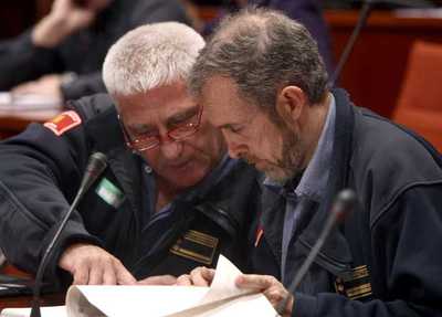 Los bomberos Carles Font, Delta Cero, y Bienvenido Aguado Sánchez, Hotel Cero, durante su comparecencia en la comisión parlamentaria que investiga el incendio forestal de Horta de Sant Joan