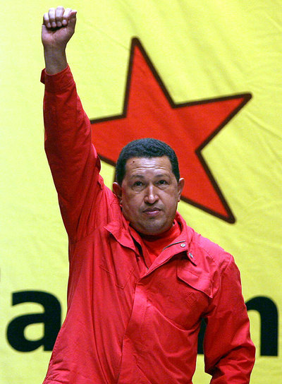 Hugo Chávez saluda puño el alto a los 