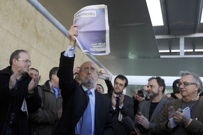 El ex director del Muvim, Romà de la Calle, esta mañana en la concentración con la publicación sobre la muestra de fotoperiodismo censurada por la Diputación de Valencia.