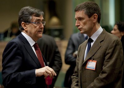 El director general de la Policía y la Guardia Civil, Francisco Javier Velázquez (izquierda), conversa con el director general de la Policía Nacional francesa, Frederic Pechenard.