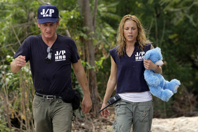 Sean Penn junto a la actriz Maria Bello en el campamento que el actor ha montado en Haití, el 14 de marzo de 2010