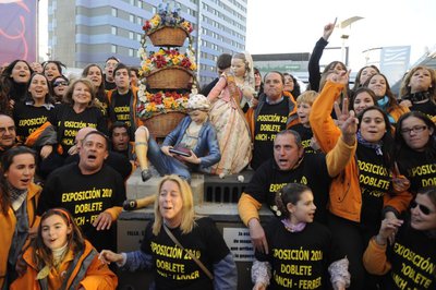 Los miembros de la falla Exposición-Mícer Mascó celebran el indulto a su  ninot  sobre la ofrenda y el de la falla infantil, concedido ayer.
