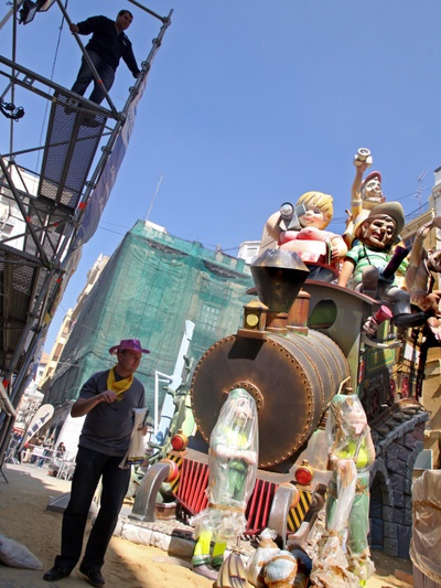 Aún quedan figuras por colocar en la falla de la plaza de la Mercé, que terminará de plantar el monumento esta noche.