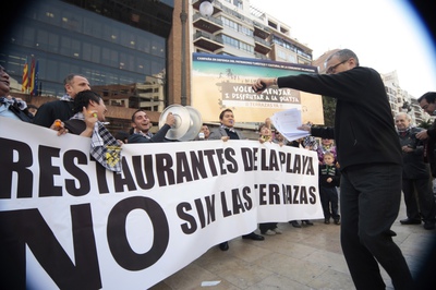 Los hosteleros se han concentrado ante las oficinas de la Delegación del Gobierno en Valencia en protesta por la intención de Costas de reducir las terrazas de los chiringuitos.