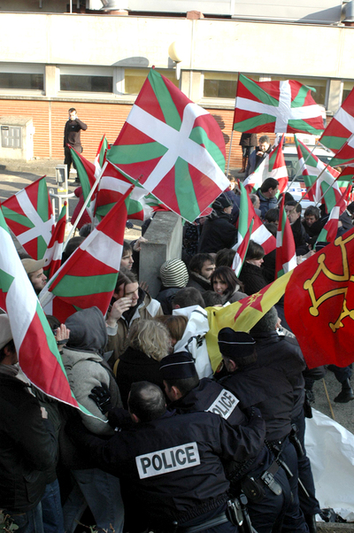 Varias decenas de personas han acudido a las puertas del hospital de Toulouse donde se practiba la autopsia al etarra Jon Anza, para pedir 