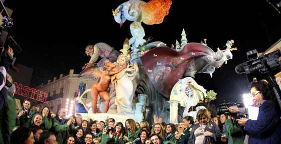 La alegría ha desbordado la falla de Convento Jerusalén tras obtener el primer premio de la Sección Especial.