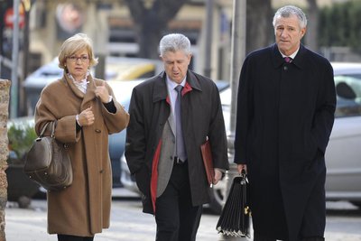 El ex jefe de personal de RTVV, Vicente Sanz, en el centro, a su llegada al juzgado acompañado de su esposa y de su abogado.
