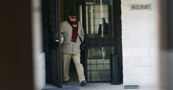 El ex director de la Guardia Civil, Luis Roldán, en el momento de abandonar la prisión de Zaragoza.