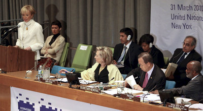 La vicepresidenta María Teresa Fernández de la Vega se dirige a los países de la conferencia de donantes para Haití, celebrada en la sede de Naciones Unidas en Nueva York.
