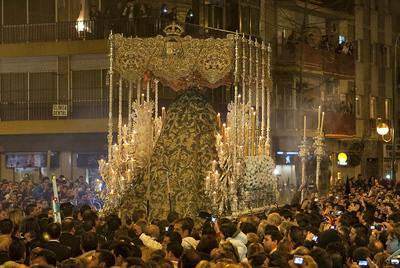 La 'madrugá' abarrota Sevilla
