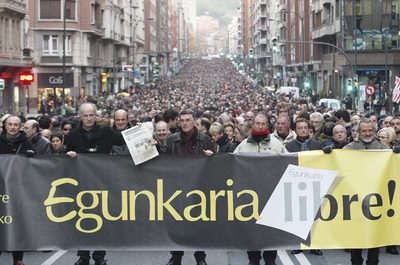 Los cinco directivos del diario  Egunkaria  absueltos hoy encabezan una manifestación en Bilbao el pasado 19 de diciembre. A la izquierda, con el periódico en la mano, su director, Martxelo Otamendi.