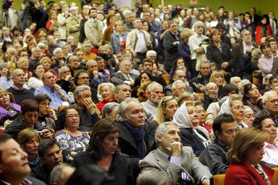 Decenas de asistentes, entre los que se encuentran las Madres de la Plaza de Mayo, han apoyado a Garzón en la Complutense. Muchos ni siquiera han podido entrar al anfiteatro.
