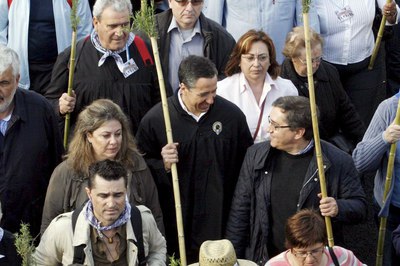 El ex ministro y ex presidente del Consell Eduardo Zaplana, en la romería de la Santa Faz, entre los populares José Antonio Rovira y Macarena Montesinos.