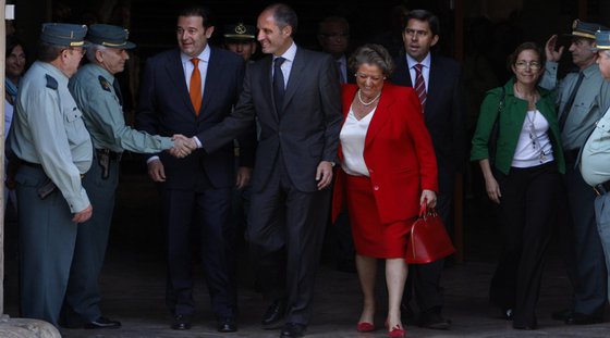 El presidente de la Generalitat, Francisco Camps, acompañado de la alcaldesa de Valencia, Rita Barberá, y de dos de sus consejeros, tras declarar en el Tribunal Superior de Justicia valenciano en mayo de 2009.