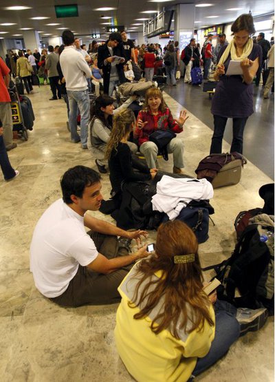 Largas colas en las ventanillas de las compañías aéreas en Barajas