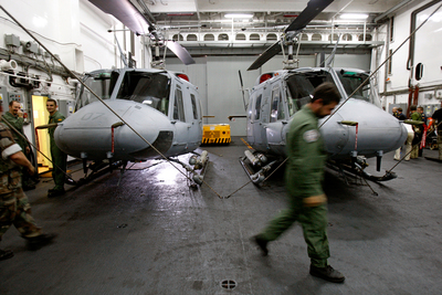 Dos de los tres aparatos que tiene asignado el buque Castilla en su misión en Haití, en una fotografía tomada el pasado mes de febrero, tras el terremoto que asoló el país caribeño.