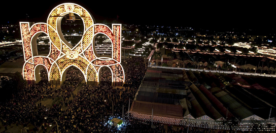 Vista general de la tradicional prueba del  alumbrao , que ha dado pie a la Feria de Sevilla a las 00:00 horas del 20 de abril de 2010