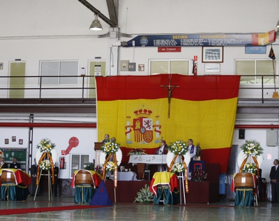 Féretros de los militares fallecidos en el accidente de helicóptero en Haití, hoy en Rota.