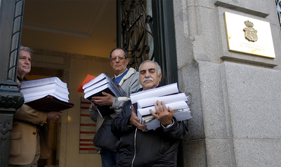 Representantes de familiares de víctimas del franquismo presentan en la sede del CGPJ 100.000 firmas en apoyo al juez de la Audiencia Nacional, Baltasar Garzón.