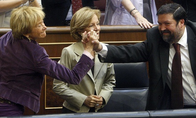 Caamaño y De la Vega se felicitan ante Salgado por la aprobación de la reforma del Código Penal.