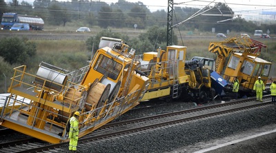 Las vagonetas de las obras del AVE tras el choque que se ha saldado con dos heridos esta mañana.