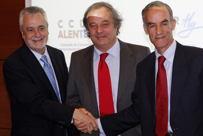 El presidente andaluz y los del Algarve, Joao Varejo, y del Alentejo, Joao de Deus Cordovil, firman un acuerdo de cooperación en Faro.