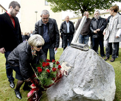La viuda del columnista José Luis López de Lacalle, María Paz Artolazabal, su hijo, Alain, y el alcalde de Andoain, Estanis Amuchástegui