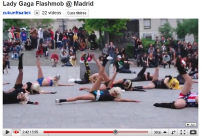 Unos 50 espontáneos bailan en Madrid al ritmo de Lady Gaga