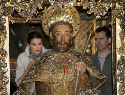 Los príncipes de Asturias han cumplido con el rito de abrazar la imagen del Apóstol Santiago.