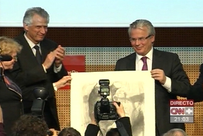 El juez Baltasar Garzón recibe un premio en París por su papel a favor de los valores democráticos