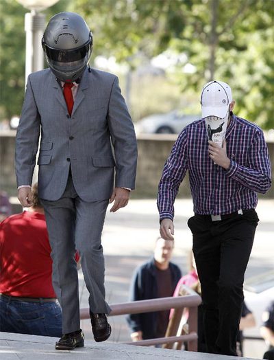 Dos de los 19 presuntos neonazis de la organización Blood and Honour España (Sangre y Honor) a su llegada a la Audiencia de Madrid para el inicio, hoy, del juicio. La primera sesión ha sido finalmente suspendida ante la falta de un reproductor para escuchar las grabaciones obtenidas por orden judicial.