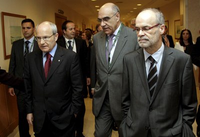 El presidente de la Generalitat, José Montilla, acompañado por el consejero de Economía, Antoni Castells, y el presidente del Círculo de Economía, Salvador Alemany, a su llegada a la XXVI Reunión del Círculo de Economía que se celebra en la localidad costera de Sitges.
