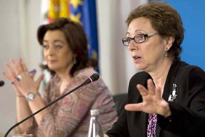 María del Mar Moreno, consejera de la Presidencia, junto a Carmen Martínez Aguayo, consejera de Hacienda y Administración Pública, tras el Consejo de Gobierno.