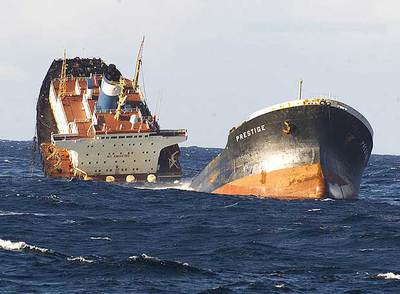 El  Prestige , poco antes de hundirse tras partirse en dos a 250 kilómetros de la costa atlántica gallega.
