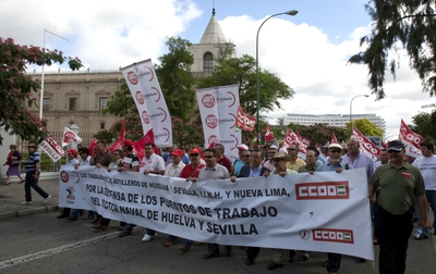 Los trabajadores de astilleros de Huelva y Sevilla protestan en la capital andaluza.