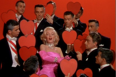 Una escena de la película  Los caballeros las prefieren rubias , en la que Marilyn Monroe aparece con el vestido subastado hoy por 256.750 euros.