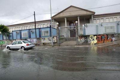 El instituto de enseñanza María Ibars de Dénia, esta mañana, rodeado de agua tras la fuerte tormenta de la pasada madrugada.