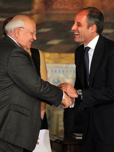 Mijail Gorbachov recibe la felicitación del presidente Francisco Camps por los dos premios que le han sido entregados esta mañana en Valencia.