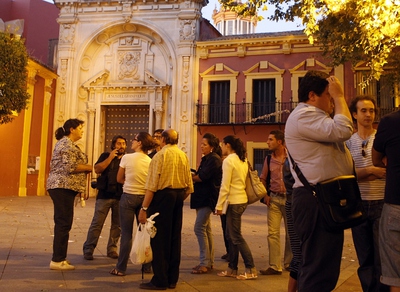 Un grupo de personas hoy frente a las puertas cerradas de la basílica de Jesús del Gran Poder.