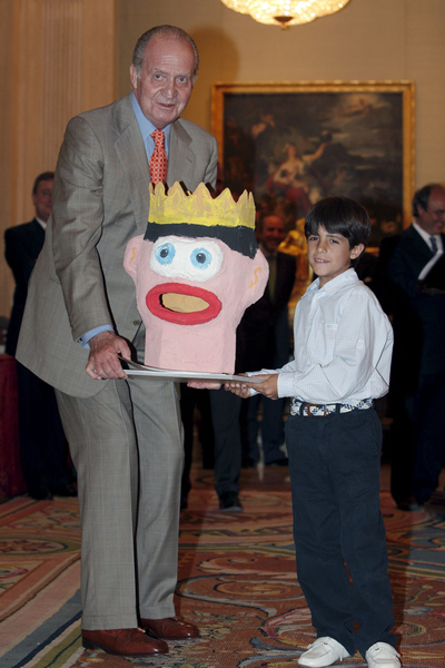 El Rey Juan Carlos junto a un alumno de un colegio de Jaén durante la recepción ofrecida a los niños ganadores de la XXIX edición del concurso nacional  ¿Qué es un Rey para ti? , el 23 de junio de 2010