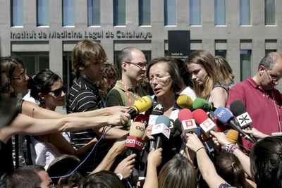 La consejera de Justicia, Montserrat Tura, da más información sobre el trabajo de los forenses en la Ciudad de la Justicia de Barcelona.