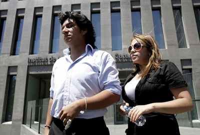 Familiares de una de las víctimas pendientes de identificación del atropello mortal de un tren en la estación de Castelldefels.