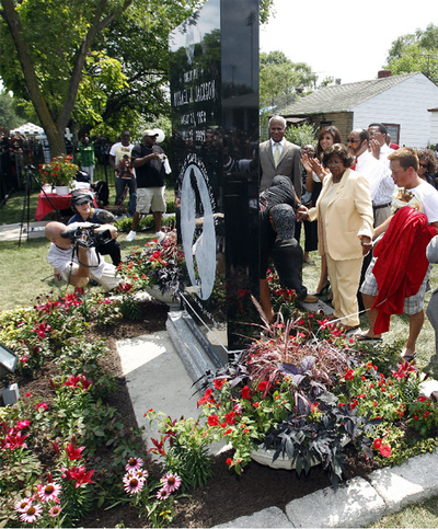 La madre de Michael Jackson, Katherine Jackson, descubre el monumento de granito en honor al cantante frente a la casa de la familia en Gary, Indiana.