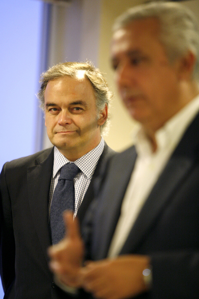 González Pons y Arenas (derecha), durante una intervencion del dirigente popular andaluz en Alicante en 2009.