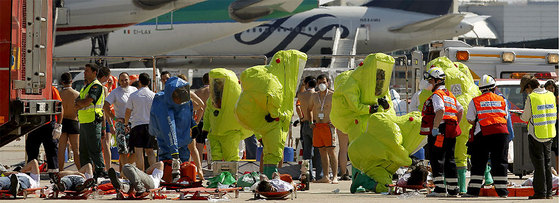 Efectivos de Protección Civil, durante la simulación de un accidente aéreo en un edificio que almacena sustancias radiológicamente activas.