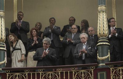 Víctimas del terrorismo aplauden después del minuto de silencio.- A la izquierda, el líder de los populares vascos, Antonio Basagoiti.